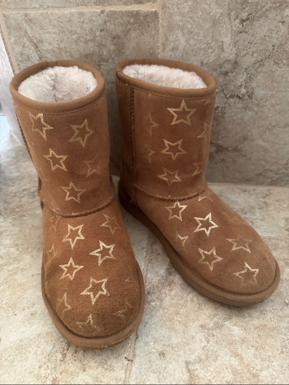 UGG Kids' Classic II Iridescent Stars boots chestnut suede short boot size 4